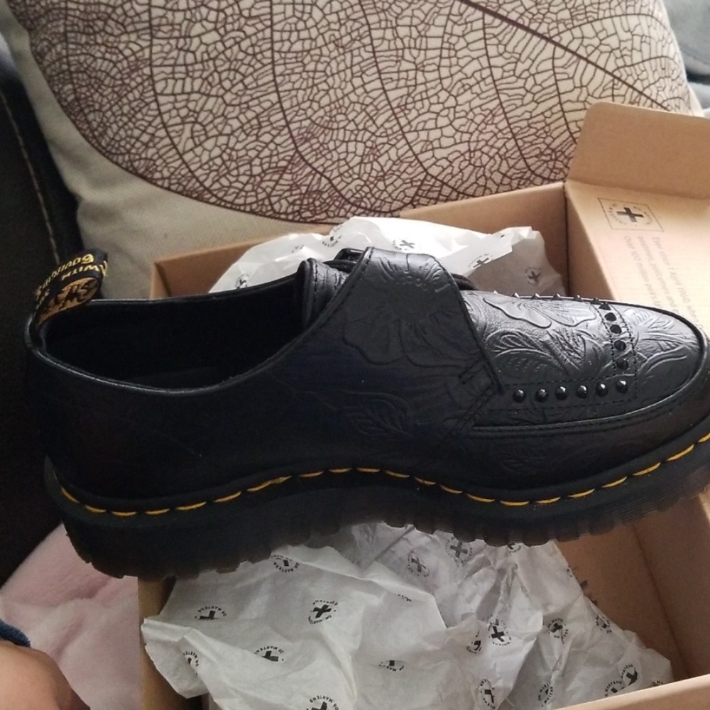 Dr. Marten ramsey II foral embross